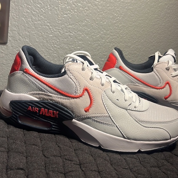NIKE AIRMAX. SIZE 10.5. - Picture 3 of 6